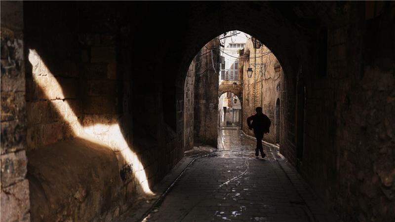 Ein Jugendlicher geht durch eine Gasse in der Altstadt von Aleppo.