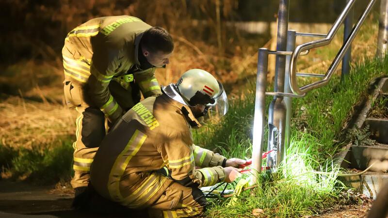 Strom-Rätsel an Bahnhofslaterne – 14-Jähriger im Kreis Verden verletzt Ein Jugendlicher hat an einem Bahnhof im Kreis Verden einen Stromschlag erlitten, nachdem er ein Metallgeländer und eine Laternenstange angefasst hatte (Symbolbild).