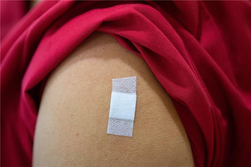 Ein Jugendlicher hat nach der Corona-Impfung mit dem Impfstoff von Biontech/Pfizer ein Pflaster auf dem Oberarm kleben. Foto: Sebastian Gollnow/dpa