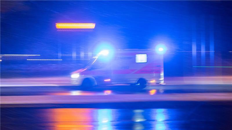 Ein Jugendlicher rutscht während der Fahrt von der Motorhaube eines Autos und stirbt später an den Folgen.  (Symbolbild)