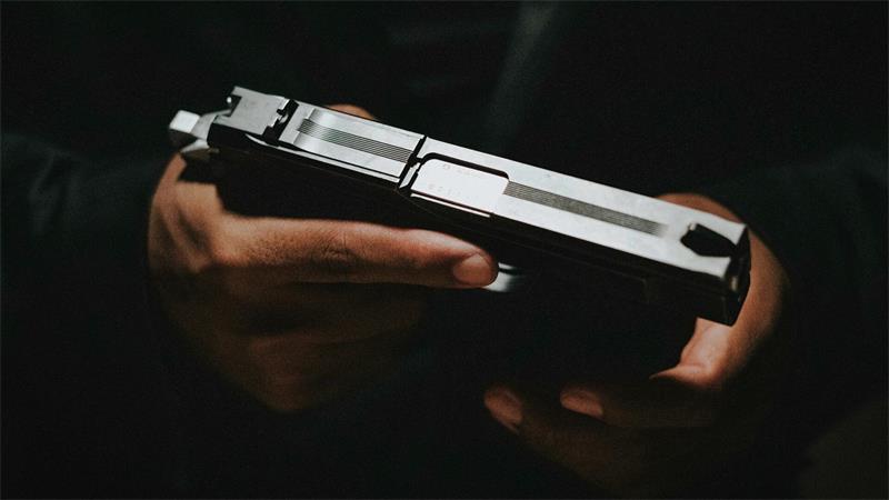 Ein Jugendlicher soll in Himmelpforten zwei Menschen mit einer Waffe bedroht haben (Symbolbild).