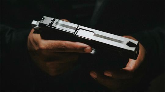 Ein Jugendlicher soll in Himmelpforten zwei Menschen mit einer Waffe bedroht haben (Symbolbild).