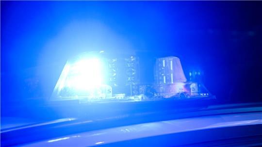 Ein Jugendlicher soll mit einem Messer auf einen Mann eingestochen haben. (Symbolbild)