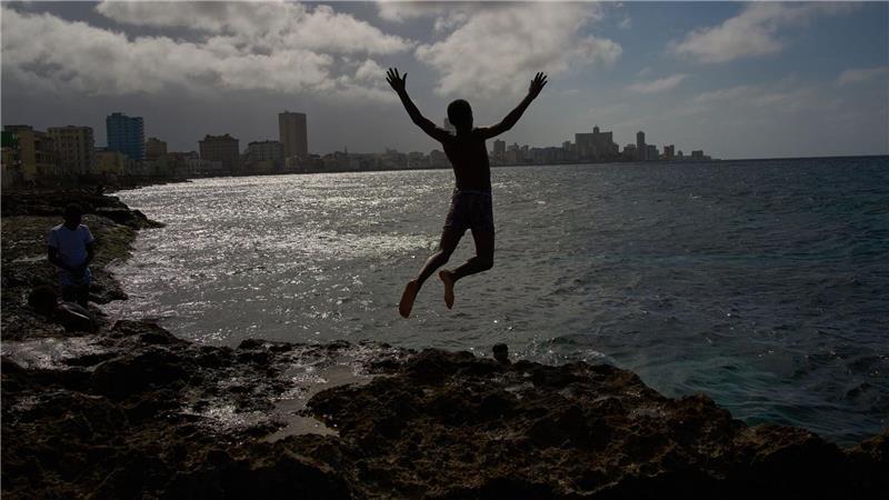 Ein Jugendlicher springt während eines Stromausfalls in Havanna ins Meer.
