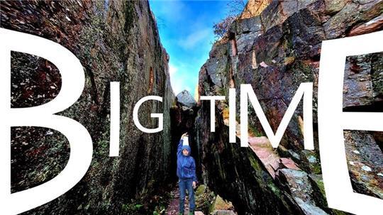Ein Jugendlicher vor einer Felsenschlucht im südschwedischen Fjällbacka: Das neue Jahresprogramm „Big Time“ mit Domino-Jugendprojekten ist erschienen.