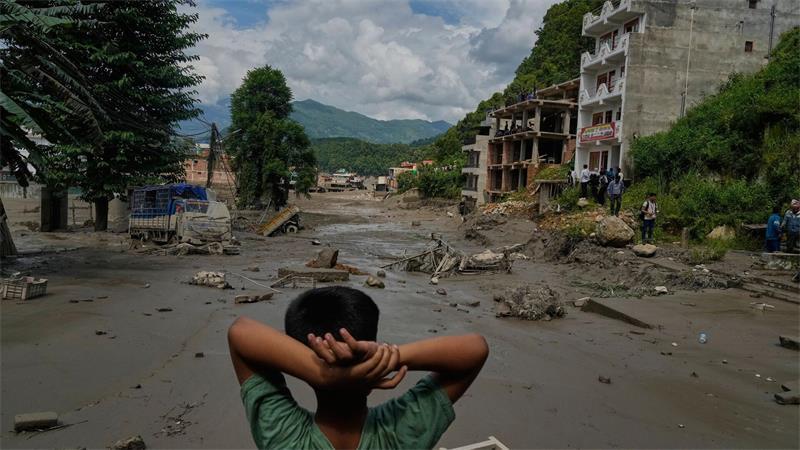 Ein Junge betrachtet die Verwüstungen, die durch Sturzfluten am Fluss Trishuli im nepalesischen Distrikt Nuwakot verursacht wurden. (Archivbild)