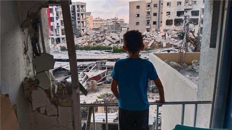 Ein Junge blickt aus einem beschädigten Raum des Jabal Amel Krankenhauses auf ein zerstörtes Gebäude, das bei einem israelischen Luftangriff in der südlichen Hafenstadt Tyrus getroffen wurde.
