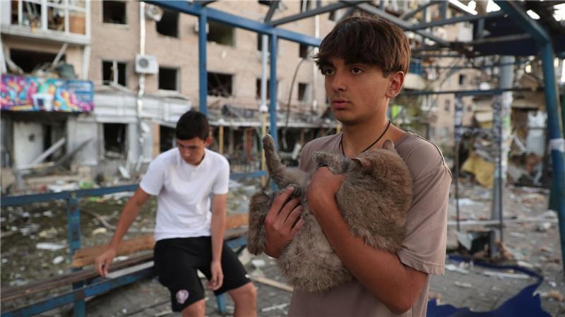 Bilder des Tages Ein Junge bringt nach einem russischen Luftangriff im ukranischen Saporischschja eine Katze in Sicherheit.