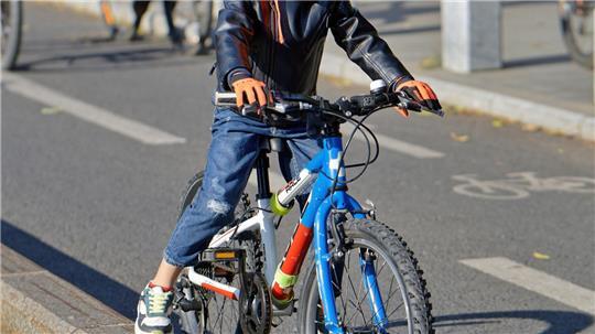 Ein Junge fährt Fahrrad (Symbolbild).
