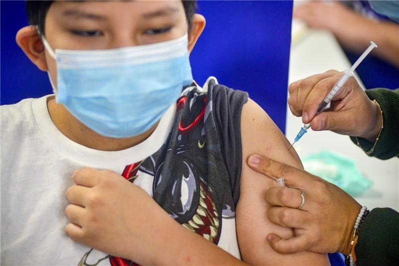 Ein Junge erhält eine Impfung gegen das Coronavirus. Foto: Camilo Freedman/dpa