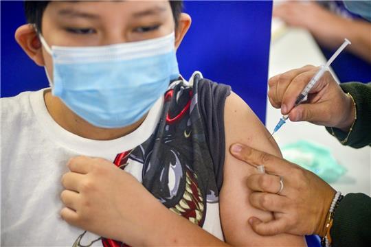 Ein Junge erhält eine Impfung gegen das Coronavirus. Foto: Camilo Freedman/dpa