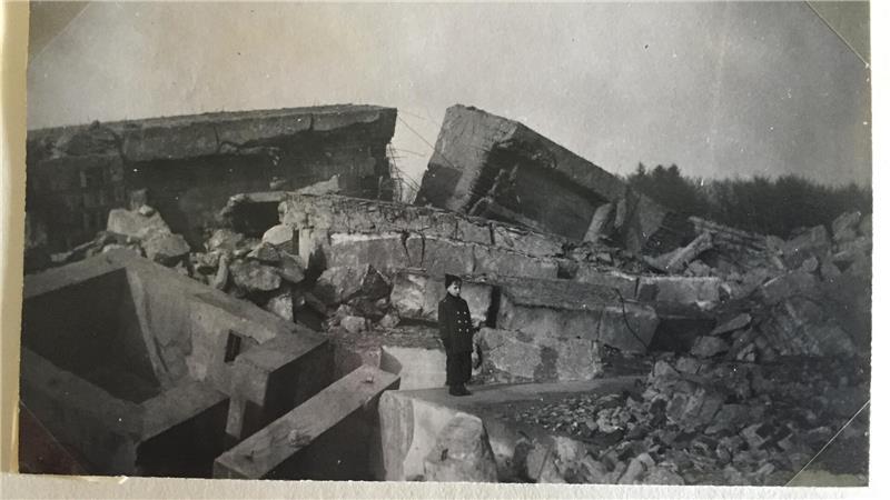 Stades unglücklicher Umgang mit der Nazi-Zeit und dem Kriegsende Ein Junge in den Trümmern des Stader Bunkers Sokrates.
