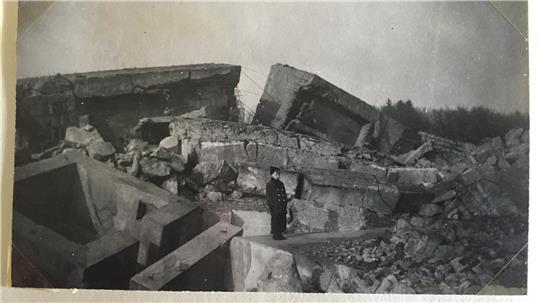 Ein Junge in den Trümmern des Stader Bunkers Sokrates.