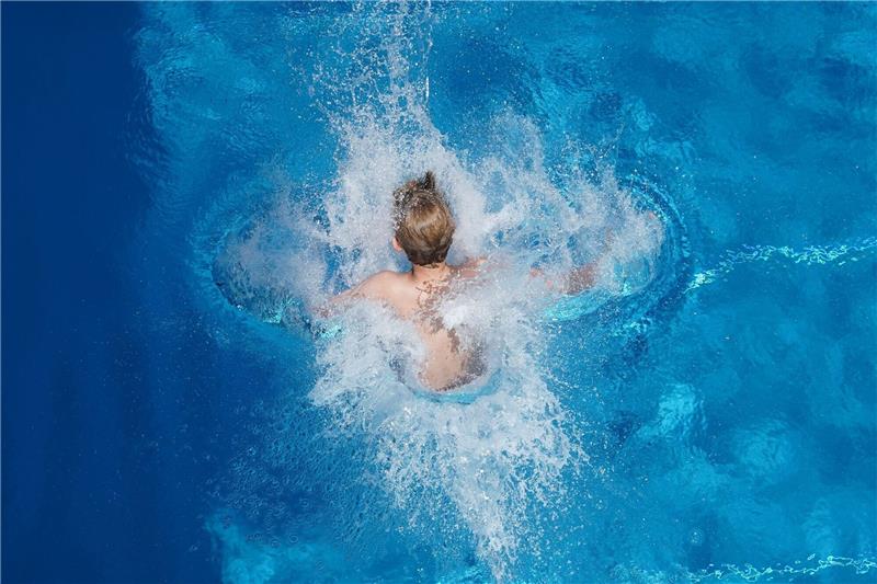 Warum das Bremervördes Freibad bis 2024 geschlossen bleibt Ein Junge springt in einem Freibad ins Wasser.