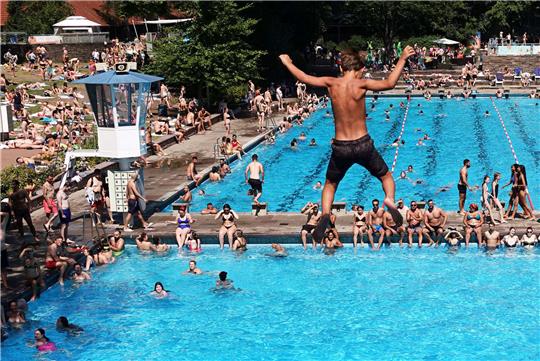 Ein Junge springt vom Fünf-Meter-Turm des Kaifu-Freibads. Erst war es lange kühl und dann kam der lang ersehnte Hitzesommer in den Sommerferien. Für den Bäderbetreiber Bäderland endete die Freibad-Saison damit versöhnlich. Foto: Julian Weber/dpa