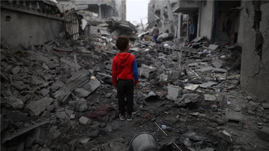 Ein Junge steht vor den Trümmern nach einem Luftangriff im Flüchtlingslager Maghazi im Zentrum des Gazastreifens. Schon sechs Monate lang tobt der Gaza-Krieg.