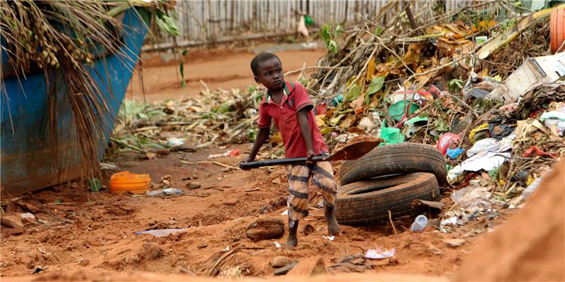 Ein Junge versucht nach dem Zyklon "Kenneth" mit einer Schaufel eine Straße freizuräumen. "Kenneth" ist der zweite schwere Wirbelsturm innerhalb weniger Wochen in Mosambik. Erst Mitte März hatte der Zyklon «Idai» Teile der früheren portugiesischen Kolonie Mosambik verwüstet. Foto: Tsvangirayi Mukwazhi/AP/dpa