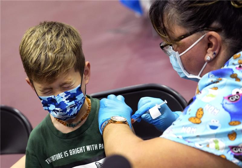 Ein Junge wird gegen das Coronavirus geimpft. Foto: Keith Birmingham/The Orange County Register via AP/dpa