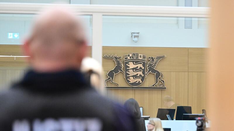 „Reichsbürger“-Prozess: Video zu dramatischer Schießerei Ein Justizbeamter im Gerichtssaal in Stuttgart-Stammheim.
