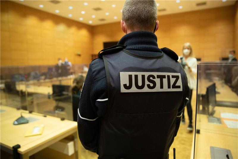 Prozess in Hamburg beginnt: Mutter vor den Augen der Tochter misshandelt Ein Justizbeamter steht in einem Gerichtssaal.
