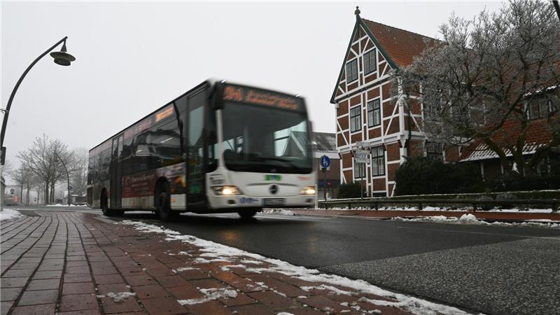 Ein KVG-Bus der Linie 2040 passiert das Rathaus in Jork.