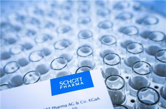 Ein Kästchen voller Karpulen von Schott Pharma stehen am Firmensitz auf einem Tisch.