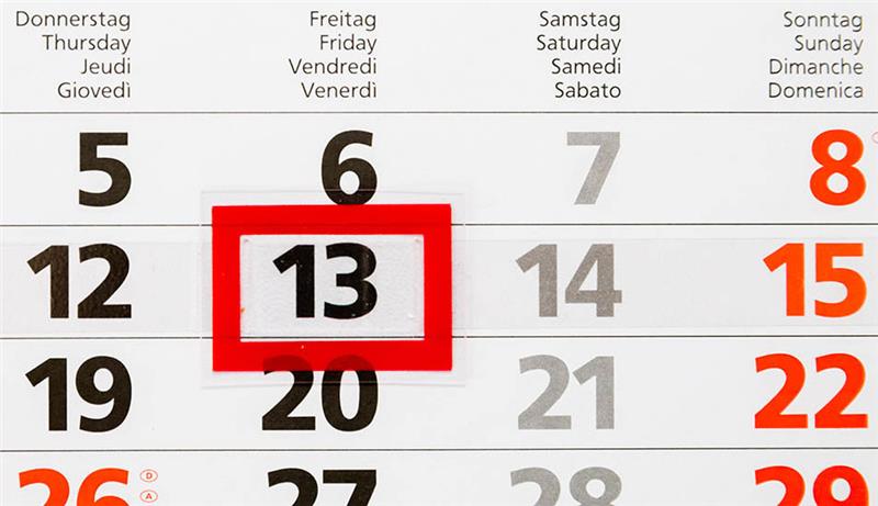 Ein Kalender zeigt Freitag, den 13. (Gestellte Szene) Forschern zufolge hat der Aberglaube vom Unglück am Freitag, dem 13., in Deutschland mächtig an Bedeutung eingebüßt. Für Psychotherapeuten gibt es auch keine Phobie davor. Was bleibt noch vom vermeintlichen Unglückstag?