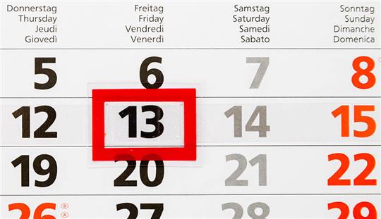 Ein Kalender zeigt Freitag, den 13. (Gestellte Szene) Forschern zufolge hat der Aberglaube vom Unglück am Freitag, dem 13., in Deutschland mächtig an Bedeutung eingebüßt. Für Psychotherapeuten gibt es auch keine Phobie davor. Was bleibt noch vom vermeintlichen Unglückstag?
