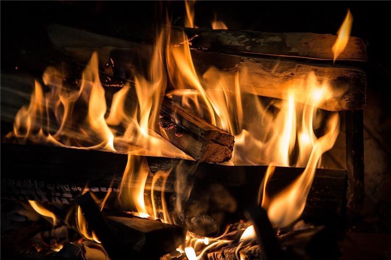 Ein Kaminofen sorgt für behagliche Wärme, und der Blick in die Flammen wirkt beruhigend. Manche Nutzer hoffen, dass sie auf diese Weise auch Heizkosten sparen können. Foto: Pixabay/LAWJR