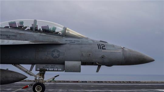 Ein Kampfflugzeug Typ F/A-18F Super Hornet startet vom Flugzeugträger „USS Dwight D. Eisenhower“ (CVN-69).