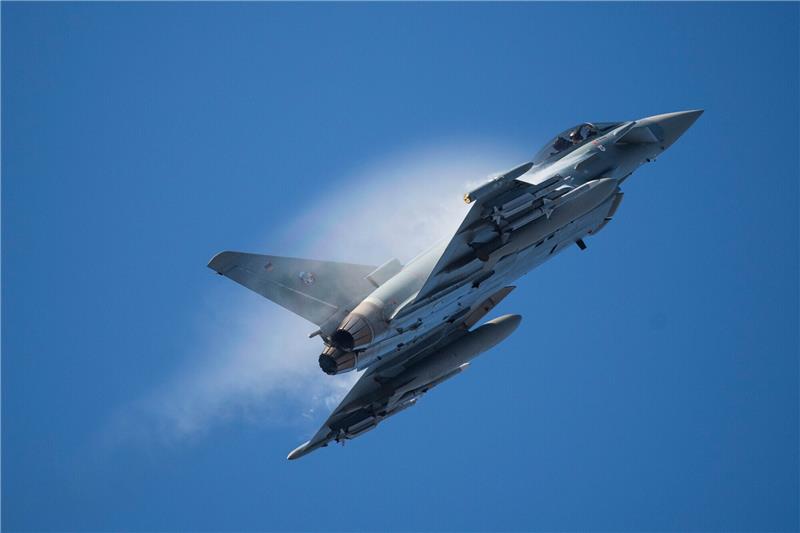 Das steckt hinter dem lauten Knall im Landkreis Stade Ein Kampfflugzeug vom Typ Eurofighter Typhoon der Luftwaffe erzeugte im Kreis Cuxhaven einen lauten Knall, der auch im Landkreis Stade noch deutlich zu hören war. Foto: Christophe Gateau/dpa