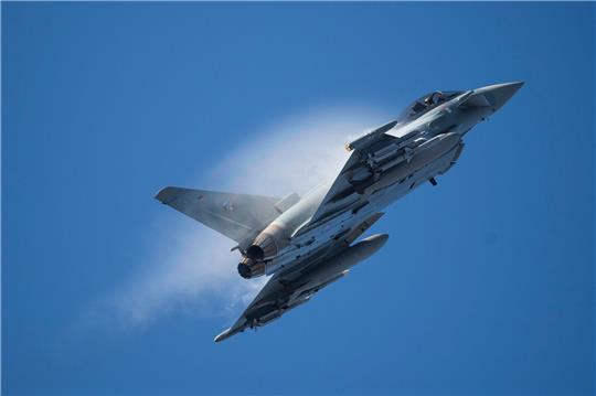 Ein Kampfflugzeug vom Typ Eurofighter Typhoon der Luftwaffe erzeugte im Kreis Cuxhaven einen lauten Knall, der auch im Landkreis Stade noch deutlich zu hören war. Foto: Christophe Gateau/dpa