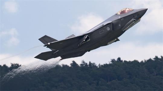 Ein Kampfjet vom Typ F-35 startet in Ramstein