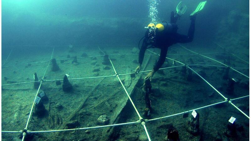 7000 Jahre alte Boote geben neue Aufschlüsse über Seefahrt Ein Kanu wird Boden des Braccianosees ausgegraben. Die abgenutzten Überreste der mehr als 7000 Jahre alten Kanus lassen erahnen, wie ausgeprägt das Wissen über die Seefahrt bereits in der Jungsteinzeit war.