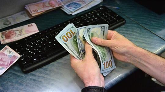 Ein Kassierer zählt Geldscheine in einer Wechselstube in Ankara: Die türkische Notenbank hat ihren Leitzins um 5,0 Prozentpunkte auf 40,0 Prozent angehoben.