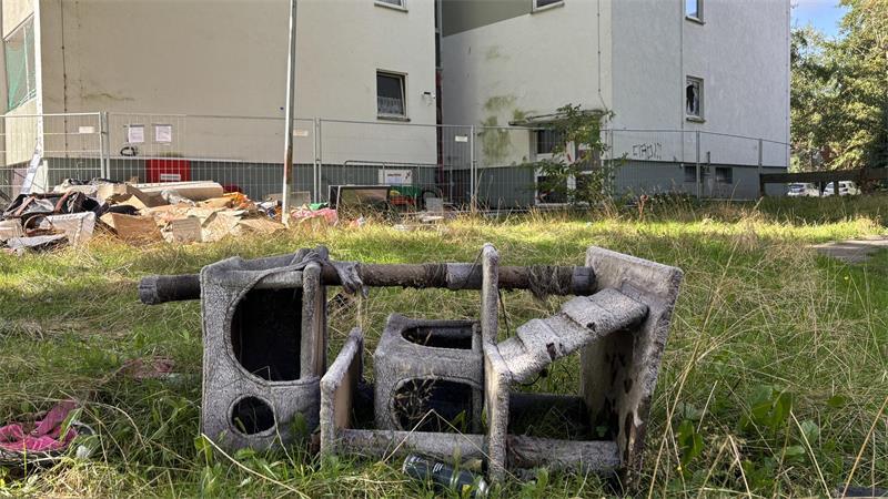 Gesperrtes Stader Hochhaus: „Es tat weh, alles zurückzulassen“ Ein Katzenkratzbaum und anderer Sperrmüll liegt rund um das für unbewohnbar erklärte Hochhaus an der Grünendeicher Straße.