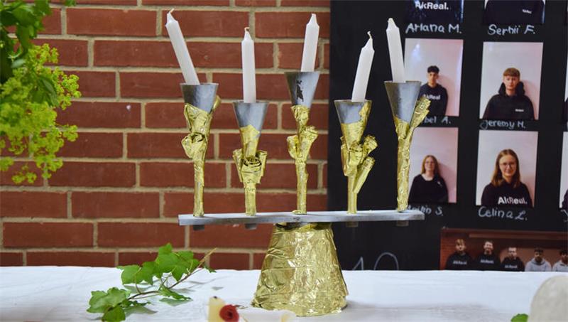 Jorker Schüler verpassen Zeugnisübergabe einen barocken Style Ein Kerzenständer, den die Schüler im Rahmen des Projektes gefertigt haben.
