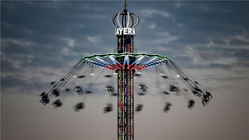 Ein Kettenkarussell dreht sich in luftiger Höhe auf der Rheinkirmes.
