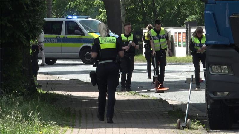 Ein Kind ist von einem Lkw überfahren worden - die Polizei sichert Spuren. 