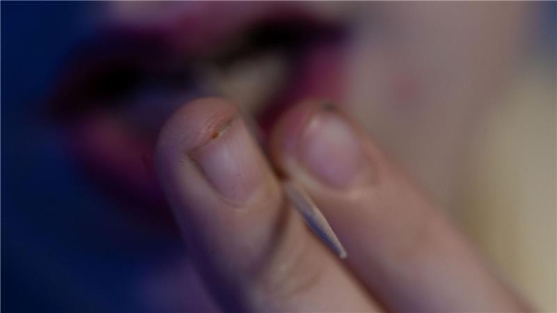 Neuer Trend? Wie Experten Nikotinzahnstocher einschätzen Ein Kind nimmt einen Zahnstocher in den Mund. Eine Münchner Realschule hat alle Arten von Zahnstochern verboten, weil die Nikotinzahnstocher so schwierig zu erkennen sind.