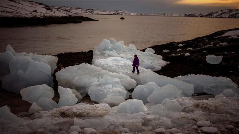 Ein Kind spielt auf Eisbrocken in Nuuk in Grönland.