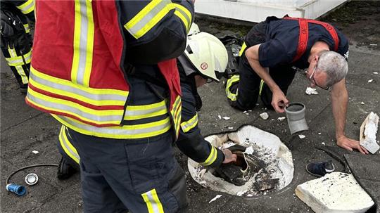 Ein Kind steckte in einem Abwasserrohr fest und musste von der Feuerwehr befreit werden.
