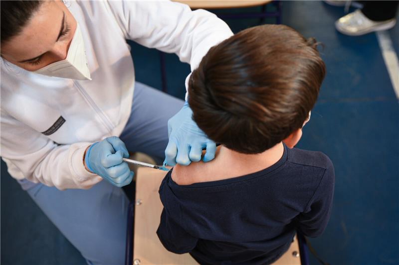 Ein Kind wird in Valencia gegen Covid-19 geimpft. Nach der Weihnachtspause wurde in den Schulen in Valencia die Impfkampagne für Kinder im Alter von 5 bis 8 Jahren wieder aufgenommen. Foto: Jorge Gil/EUROPA PRESS/dpa