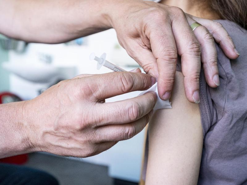 Ein Kinder- und Jugendarzt impft eine Schülerin mit dem Corona-Impfstoff Comirnaty von Biontech/Pfizer. Foto: Fabian Sommer/dpa