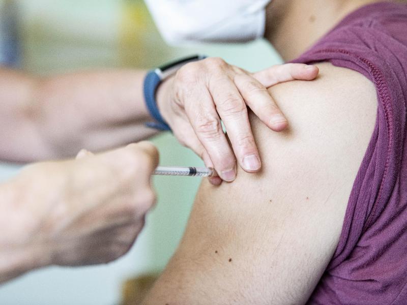 Ein Kinder- und Jugendarzt impft einen Jugendlichen mit dem Corona-Impfstoff Comirnaty von Biontech/Pfizer. Es mehren sich die Forderungen an die Ständige Impfkommission (Stiko), ihre Haltung zur Corona-Impfung von Jugendlichen zu überdenken. Foto: Fabian Sommer/dpa