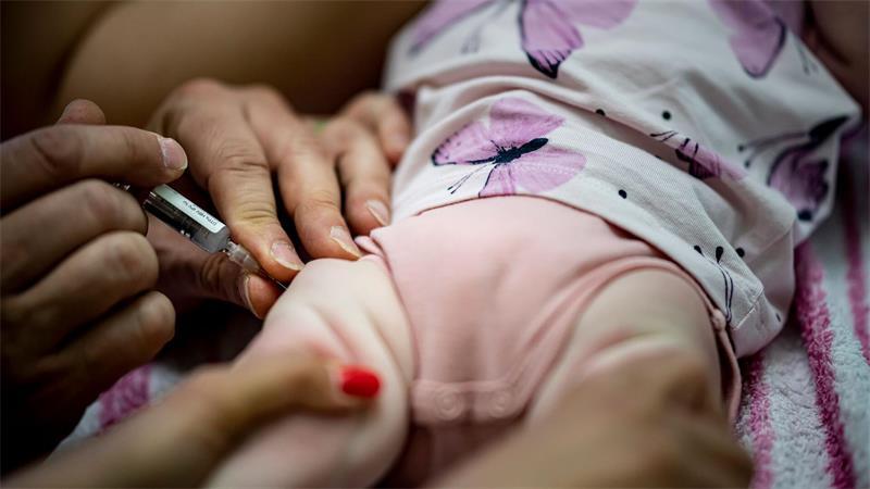 Ein Kinderarzt verabreicht einem Kleinkind eine Kombinationsimpfung zur Grundimmunisierung. Die Sechsfach-Impfung schützt gegen Diphtherie, Tetanus, Pertussis, Poliomyelitis, Haemophilus influenzae Typ b und Hepatitis B.