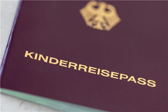 Ein Kinderreisepass, wie dieser, soll ab dem kommenden Jahr nicht mehr ausgestellt werden.