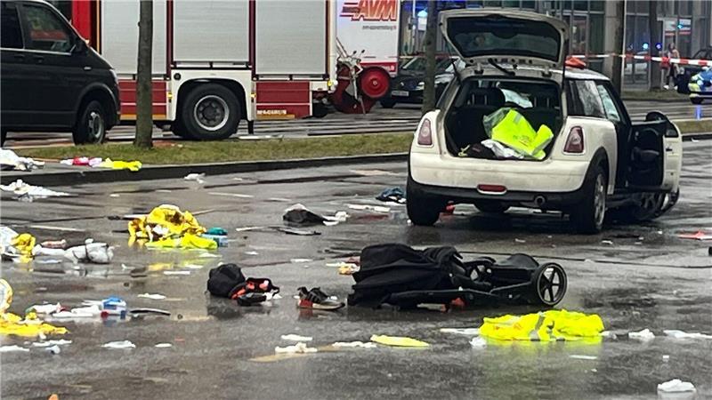 Ein Kinderwagen liegt nach dem Anschlag auf der Straße, ein zweijähriges Kind starb. (Archivbild)
