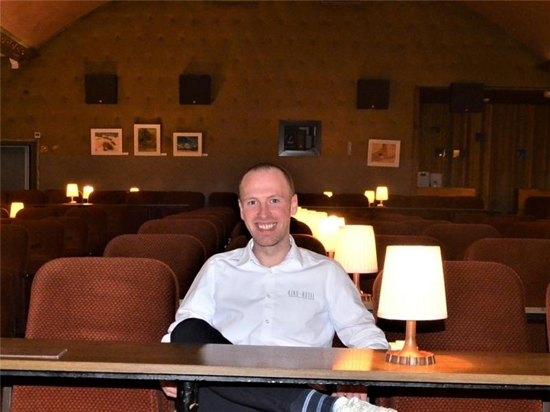 Ein Kino-Saal mit Tradition, der aber durch eine Umbaumaßnahme zukunftsfähig bleiben soll: Harsefelds Kino-Hotel-Chef Martin Engelmann hat noch einmal in der ersten Reihe Platz genommen. Am Wochenende können Kino-Liebhaber die Sessel gegen 
