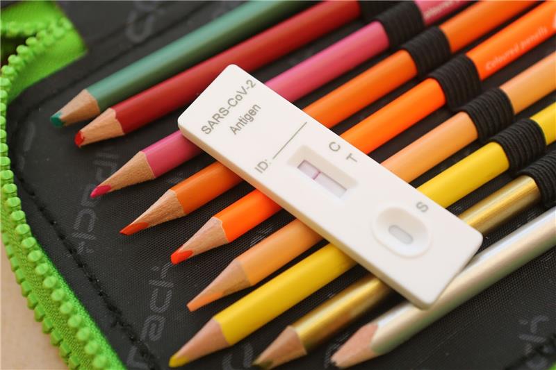 Über 12.000 Schüler aus Niedersachsen positiv auf Corona getestet Ein Kit für einen Corona-Schnelltest liegt auf dem Federmäppchen eines Schülers.